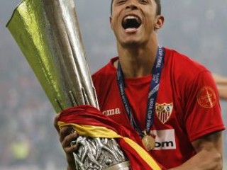 Daniel Alvés, hráč FC Sevilla s trofejou za víťazstvo v Pohári UEFA.
