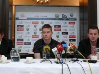 Hráč MŠK Žilina Tomáš Hubočan (v strede) podpísal zmluvu s futbalovým majstrom ligy Zenit Petrohrad. O svojich prvých dojmoch vo svojom novom pôsobisku hovoril hráč na tlačovke, ktorej sa zúčastnil aj jeho namažér Michal Holeščák a predseda dozornej rady