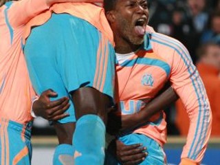 Útočník Marseille Djibril Cissé drží na pleci spoluhráča Mamadou Nianga, ktorý 3. gólom spečatil skóre zápasu Marseille - Spartak Moskva (3:0).