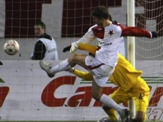 Hráč Slavie Praha David Střihavka dáva gól po chybe brankára Tottenhamu Radka Černého.