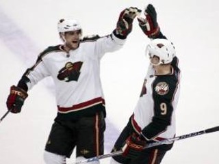Slovenský hokejista Marián Gáborík z Minnesoty Wild (vľavo) gratuluje spoluhráčovi Mikkovi Koivu po strelení gólu na 3:2 v zámorskej NHL proti Vancouveru Canucks 14. februára 2008 vo Vancouveri.