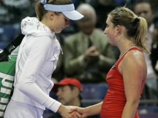 Švajčiarka Timea Bacsinszky (vpravo) podáva ruku Slovenke Daniele Hantuchovej, ktorá sa zo zdravotných dôvodov rozhodla skrečovať štvrťfinálový zápas tenisového turnaja WTA Proximus Diamond Games 15. februára 2008 v Antverpách.