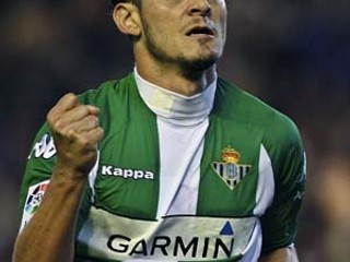 Luis Eduardo Schmidt, skrátene Edu, oslavuje prvý gól Betisu Sevilla Realu Madrid. Sevilla vyhrala 2:1.