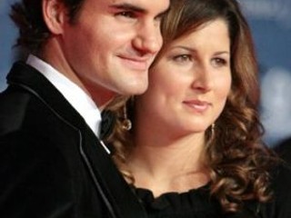 Švajčiarsky tenista Roger Federer s priateľkou Mirkou Vavrincovou pózujú na slávnostnom odovzdávaní športových cien Laureus World Sports Awards.