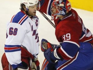 Jaromír Jágr vstúpil do najproduktívnejšej desiatky NHL. Cristobala Hueta (vpravo) sa mu však zo samostatného nájazdu prekonať nepodarilo. Aj preto Montreal dokonal nevídaný obrat.