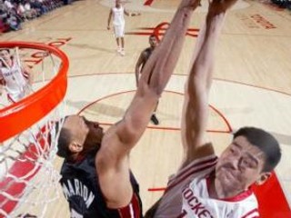 Čínsky pivot You Ming pomohol 21 bodmi k výhre Houstonu Rockets nad Miami Heat