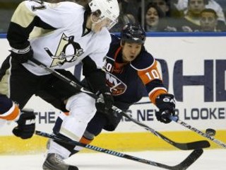 Útočník Pittsburghu Jevgenij Malkin v súboji s Richardom Parkom (Islanders).