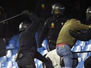 Nepokoje medzi fanúšikmi Atlética Madrid a Boltonu Wanderers museli v Madride riešiť policajti.