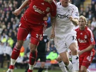 Martin Škrtel v hlavičkovom súboji s Mattom Taylorom v zápase Liverpoolu s Boltonom.