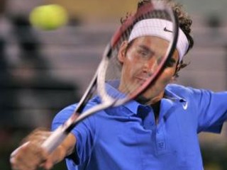Švajčiar Roger Federer v zápase s Britom Andy Murrayom na turnaji v Dubaji 3.marca 2008.