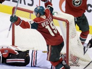 Radosť hráčov Minnesoty Stephane Veilleuxa (vpredu) a Branka Radivojeviča.