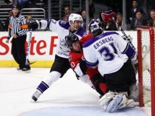 Shean Donovan (10) z Ottawa Senators tlačený Ľubomírom Višňovským (17) z Los Angeles Kings na brankára Erika Ersberga (31) v prvej tretine zápasu NHL 6. marca 2008 v Los Angeles.