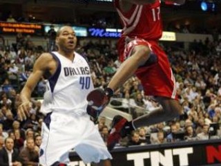 Rozohrávač Houstonu Rockets Rafer Alston zakončuje strelu v zápase proti Dallasu Mavericks.