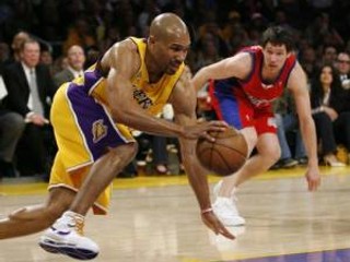 Rozohrávač Los Angeles Lakers Derek Fisher bol so 17 bodmi najlepším strelcom svojho tímu v mestskom derby proti Los Angeles Clippers.