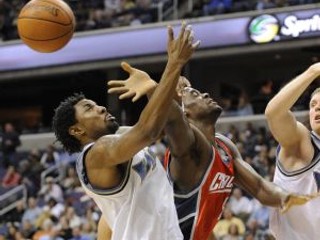 Roger Mason z Washington Wizards (vľavo) v súboji s hráčom Charlotte Bobcats Emekom Okaforom.