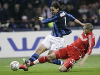 Martin Škrtel v súboji so Zlatanom Ibrahimovičom.