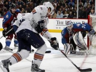 Brankár Colorada Peter Budaj v zápase proti Edmontonu.
