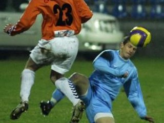 Zľava: Peter Hoferica zo Senca a Pavol Sedlák zo Slovana Bratislava v zápase 21. kola futbalovej Corgoň Ligy medzi FC Senec - Slovan Bratislava.