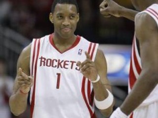 Tracy MacGrady sa teší so spoluhráčom Dikembem Mutombom z rekordného 21. víťazstva za sebou, čím sa Houston dostal na druhé miesto historických tabuliek.