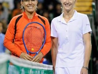 Martina Navrátilová so Steffi Grafovou po exhibičnom zápase v Tokiu.