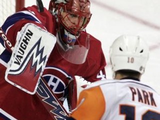 Jaroslav Halák (vľavo) v zápase s NY Islanders neinkasoval.