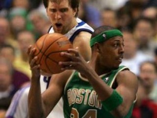 Paul Pierce bol s 22 bodmi najlepším strelcom Bostonu vo víťaznom zápase proti Dallasu.