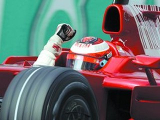 Víťazné gesto fínskeho jazdca Kimiho Räikkönena za volantom ferrari v cieli nedeľňajšej Veľkej ceny Malajzie F1.
