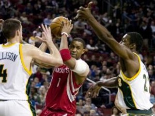 Tracy McGrady pomohol Houstonu k víťazstvu nad Seattlom 25 bodmi.