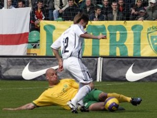 Žilinčan Ivan Lietava (v žltom) v súboji s Branislavom Obžerom z Petržalky.