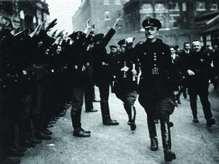 Sir Oswald Mosley s jednotkou svojich čiernokošeliarov. Mosleyho paramilitantná organizácia podľa vzoru nemeckých SA vyvolávala v Londýne pouličné bitky zamerané najmä proti Židom a komunistom.