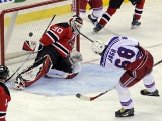 Český hráč mužstva New York Rangers Jaromír Jágr, vpravo, dáva gól do bránky Martina Brodeura z New Jersey Devils v zápase NHL 6. apríla 2008 v Newarku.