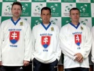 Slovensko sa postaví proti Gruzínsku v tomto zložení: zľava Lukáš Lacko, nehrajúci kapitán Miloš Mečíř, Dominik Hrbatý, Michal Mertiňák a Martin Kližan.