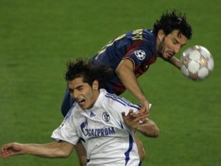 Obranca Barcelony Gianluca Zambrotta (v tmavom) v súboji s Halilom Altintopom (Schalke).