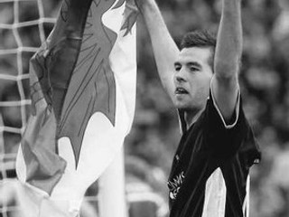 Autor jediného gólu Cardiffu v semifinále s Barnsley Joe Ledley oslavuje aj mávaním waleskou národnou vlajkou.