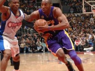 Kobe Bryant v mestskom derby zápase medzi Los Angeles Lakers a Los Angeles Clippers.