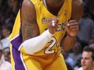 Hviezda Los Angeles Lakers sa teší z cenného víťazstva jeho tímu nad New Orleans Hornets.