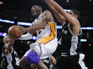 Kobe Bryant smeruje so svojimi LA Lakers k víťazstvu v Západnej konferencii.