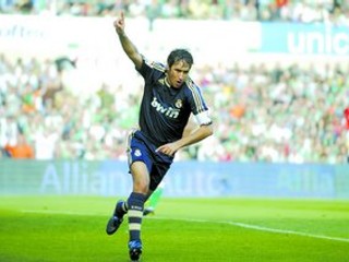 Raúl González sa teší z gólu do siete Santanderu.