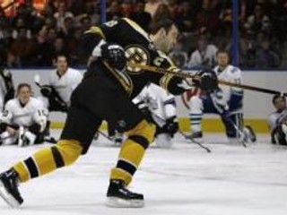 Zdeno Chára doviedol ako kapitán podceňovaný Boston Bruins do play off.