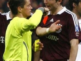 Ľuboš Micheľ (vľavo) bude rozhodovať duel mníchovského Bayernu s Petrohradom. Na snímke vyťahuje červenú kartu hráčovi bavorského klubu Van Bommelovi v zápase, ktorý spadá po minulosezónne vydanie Ligy majstrov (Bayern - Real Madrid 2:1).