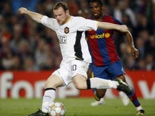 Útočník Manchestru United Wayne Rooney (vľavo) zakončuje pred Samuelom Eto´om z Barcelony.