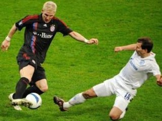Strenopoliar Bayernu Bastian Schweinsteiger (vľavo) sa snaží prejsť cez hráča Zenitu Konstantina Zyrjanova.