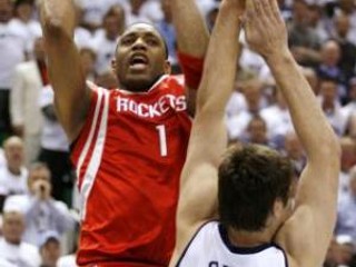 Tracy McGrady pomohol svojmu Houstonu k výhre v Utahu 27 bodmi.