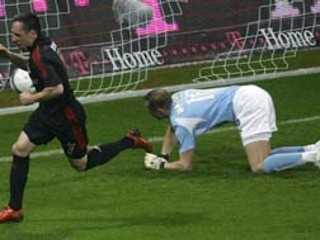 Franck Ribéry (vľavo) sa teší po góle do siete brankára Zenitu Petrohrad Viačeslava Malafejeva, ktorý dosiahol až dorážkou po vyrazenom pokutovom kope.