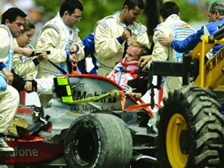 Po vyslobodení z monopostu previezli fínskeho jazdca McLarenu Heikkiho Kovalainena vrtuľníkom do nemocnice.