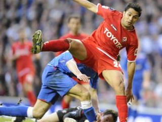 Pohár UEFA má na programe semifinálové odvety.