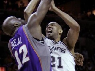 Opora San Antonia Tim Duncan (vpravo) zakončuje bránený Shaquillom O'Nealom z Phoenixu.
