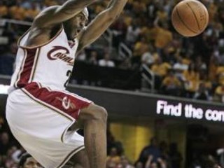 Clevelandu v noci k výhre nepomohlo ani 34 bodov LeBrona Jamesa.