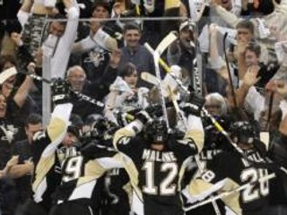 Hokejisti Pittsburghu Penguins sa tešia z víťazstvá v predĺžení, ktoré rozhodol Marián Hossa.