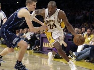 Kobe Bryant nastrieľal v prvom zápase proti Utahu 38 bodov.